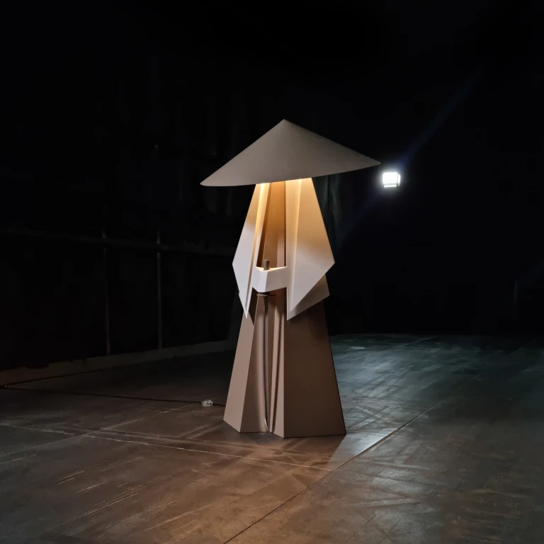 INTERVIEW - Sven Rusti, l'étoile montante du design  français, dévoile une nouvelle sculpture  lumineuse inspirée du Samouraï